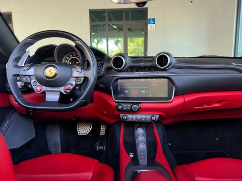 Used 2019 Ferrari Portofino image 2