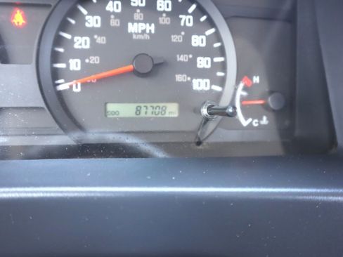 Used 2019 Isuzu NPR image 10