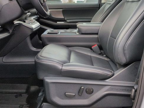 Used 2025 Ford Expedition Platinum w/ Driver's Package AWD/4WD image 10