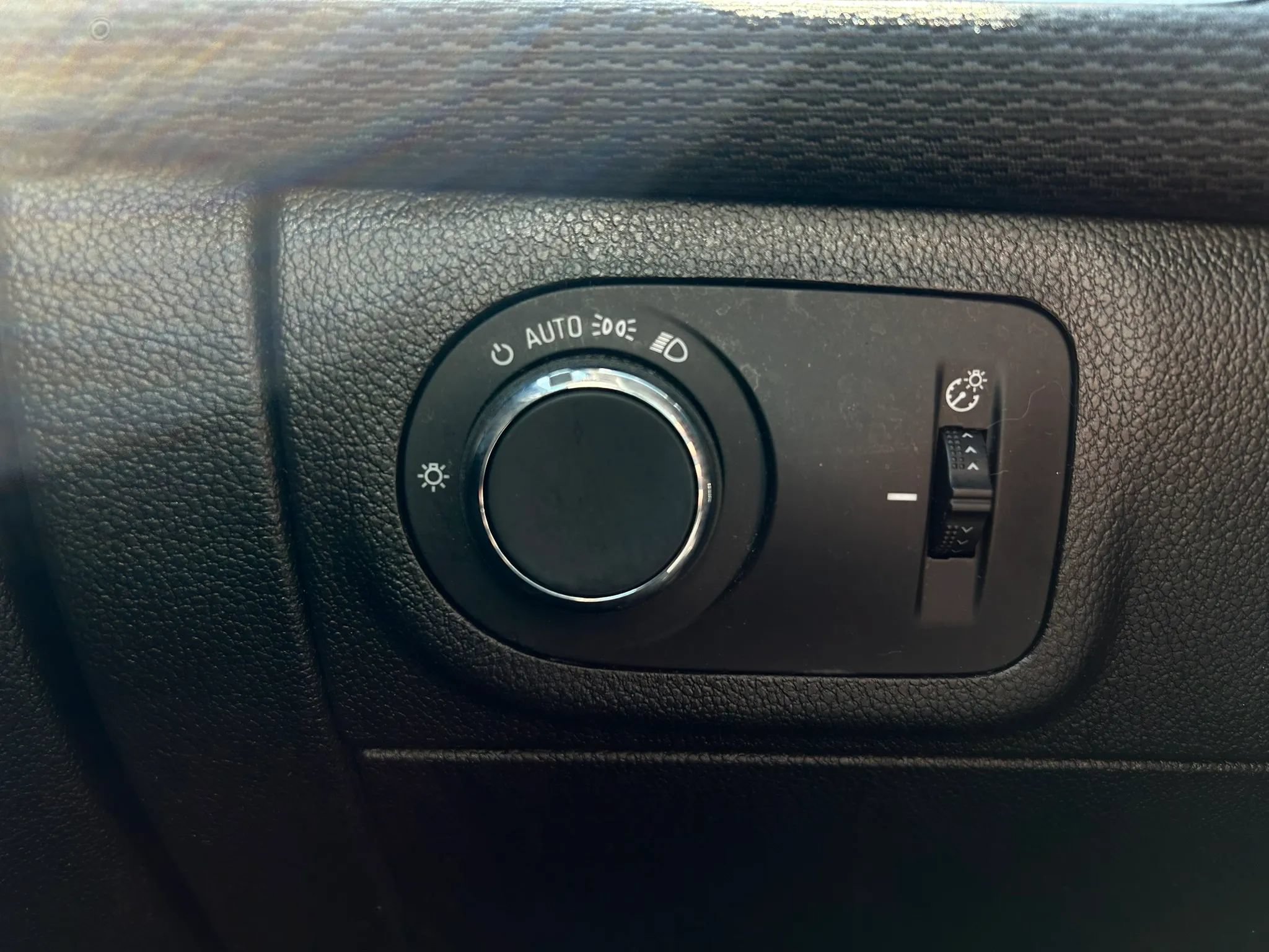 Used 2018 Chevrolet Cruze LT w/ Convenience Package FWD image 16
