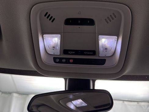 Used 2018 Chevrolet Traverse LT image 24