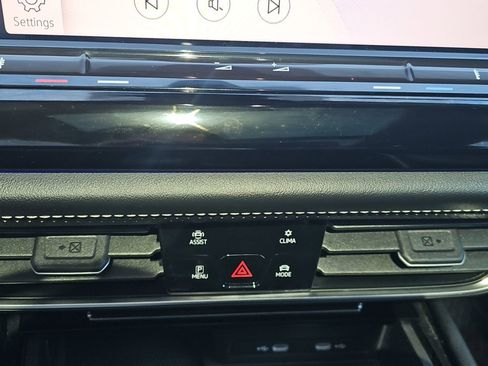 Used 2024 Volkswagen Atlas SEL AWD/4WD image 18