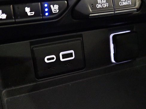 Used 2023 GMC Yukon SLT w/ SLT Luxury Package image 21