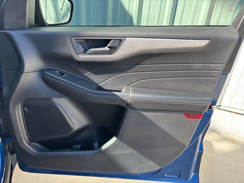 Used 2022 Ford Escape SE w/ SE Sport Appearance Package image 34