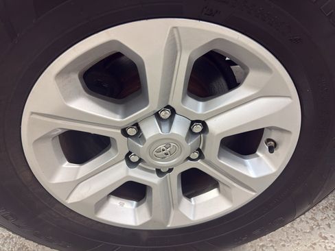 Used 2018 Toyota 4Runner SR5 Premium AWD/4WD image 36
