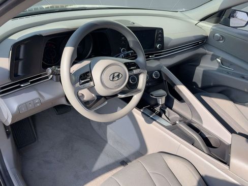 Used 2023 Hyundai Elantra SE image 4