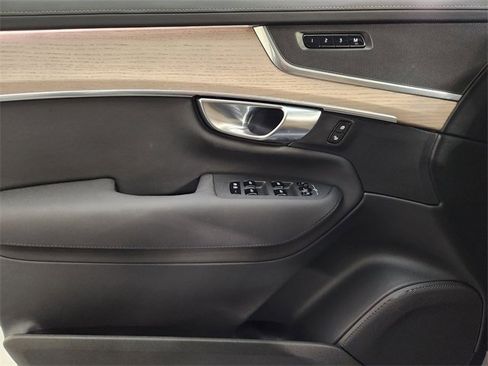 Used 2025 Volvo XC90 B5 Plus image 23