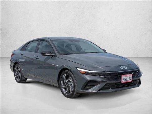 Certified 2025 Hyundai Elantra Sport FWD image 3