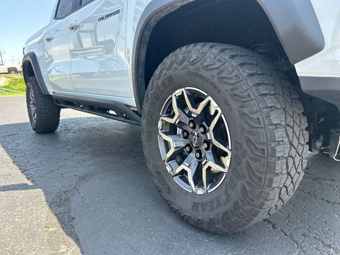 Used 2025 Chevrolet Colorado ZR2 w/ Technology Package AWD/4WD image 12