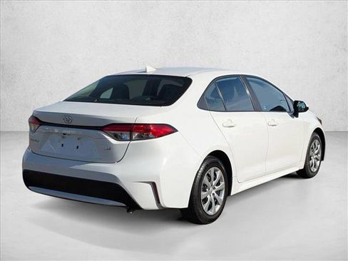 Used 2022 Toyota Corolla LE image 5