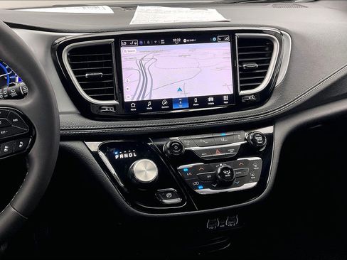 Used 2024 Chrysler Pacifica Limited FWD image 5