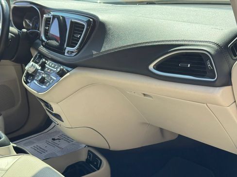 Used 2017 Chrysler Pacifica Limited w/ UConnect Theater Package FWD image 37