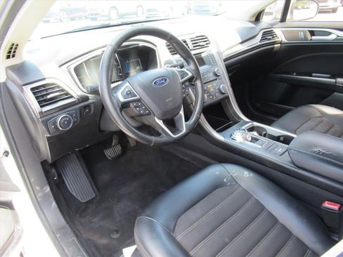 Used 2017 Ford Fusion SE w/ Equipment Group 601A FWD image 15