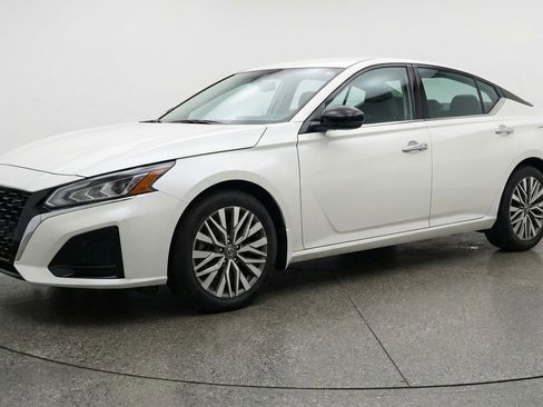 Used 2025 Nissan Altima 2.5 SV image 3