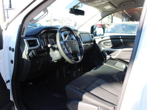 Used 2017 Nissan Titan SV image 13