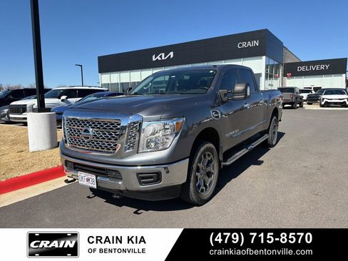 Used 2019 Nissan Titan SV w/ SV Convenience Package image 2