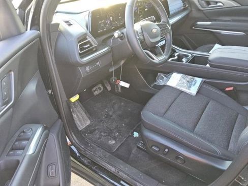 Used 2025 Chevrolet Traverse LT image 7