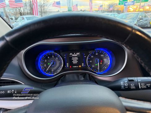 Used 2019 Chrysler Pacifica Touring-L image 32