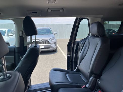 Used 2026 Kia Carnival FWD image 41