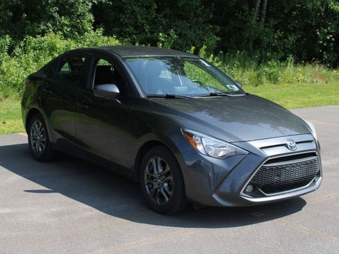 Used 2019 Toyota Yaris LE FWD image 3