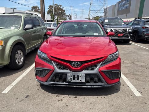 Used 2022 Toyota Camry SE FWD image 3