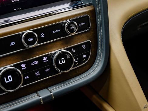 Used 2023 Bentley Bentayga Extended Wheelbase AWD/4WD image 69
