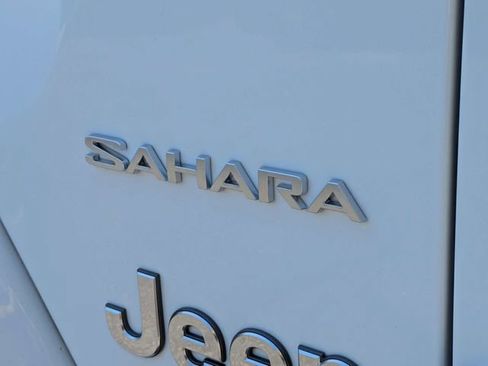 Used 2021 Jeep Wrangler Unlimited Sahara w/ Dual Top Group AWD/4WD image 14