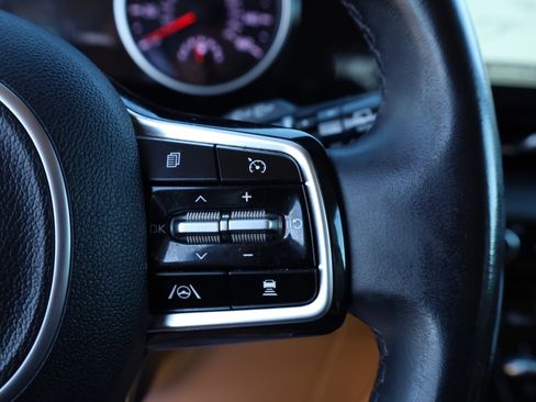 Used 2022 Kia Carnival EX image 35