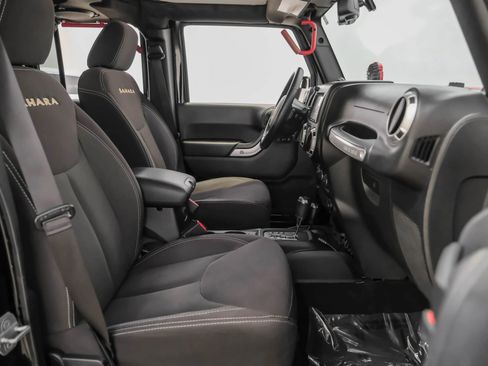 Used 2014 Jeep Wrangler Unlimited Sahara image 25