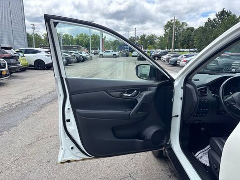 Used 2018 Nissan Rogue SL w/ Premium Package AWD/4WD image 16