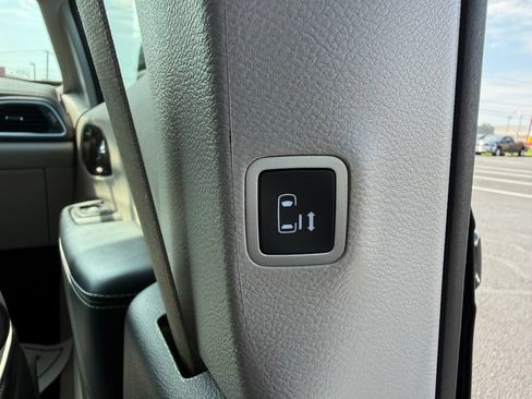 Used 2024 Chrysler Pacifica Limited FWD image 18