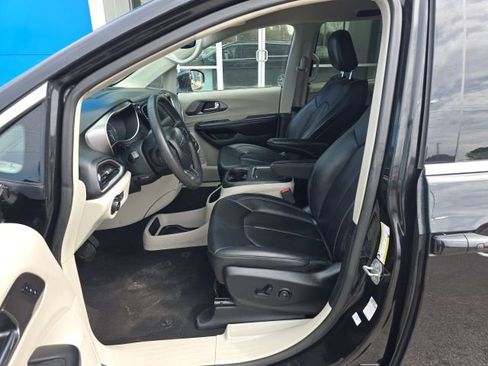 Used 2022 Chrysler Pacifica Touring-L image 9