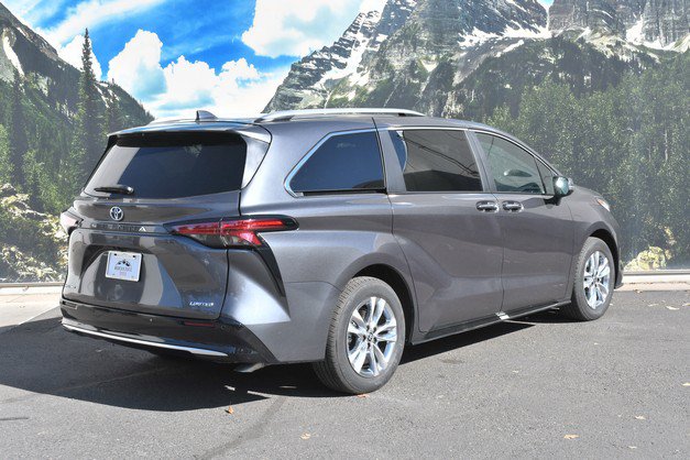 Used 2025 Toyota Sienna Limited AWD/4WD image 3