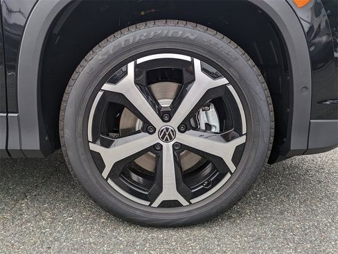 New 2025 Volkswagen Tiguan SE image 11