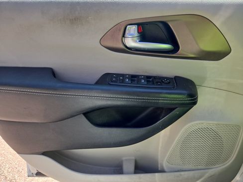 Used 2020 Chrysler Voyager L FWD image 15