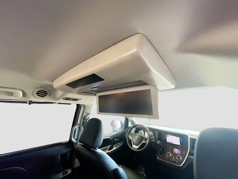 Used 2017 Toyota Sienna SE Premium FWD image 20
