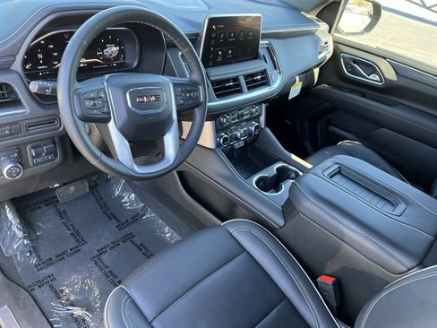 Used 2024 GMC Yukon SLT w/ SLT Luxury Package image 11