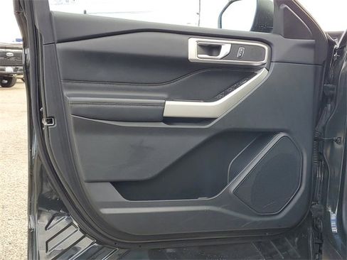 Used 2022 Ford Explorer XLT image 11