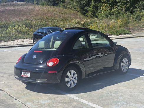 Used 2010 Volkswagen Beetle Coupe image 5