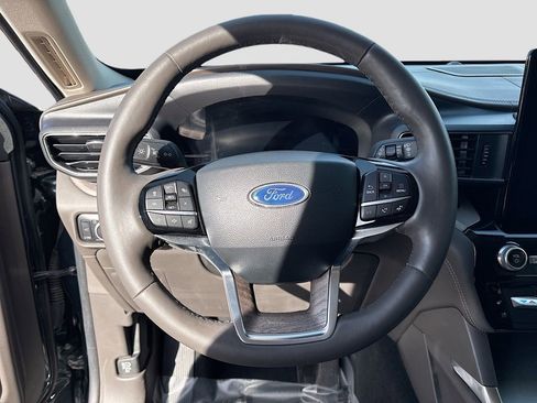 Used 2023 Ford Explorer Platinum w/ Technology Package AWD/4WD image 11