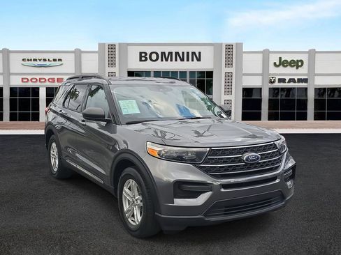 Used 2022 Ford Explorer XLT image 2