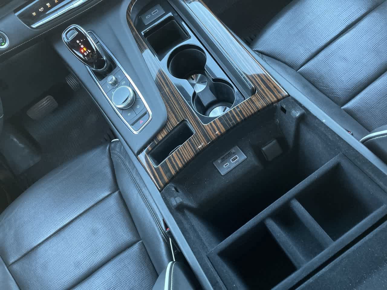 Certified 2024 Cadillac Escalade Premium Luxury w/ LPO, Floor Liner Package AWD/4WD image 28