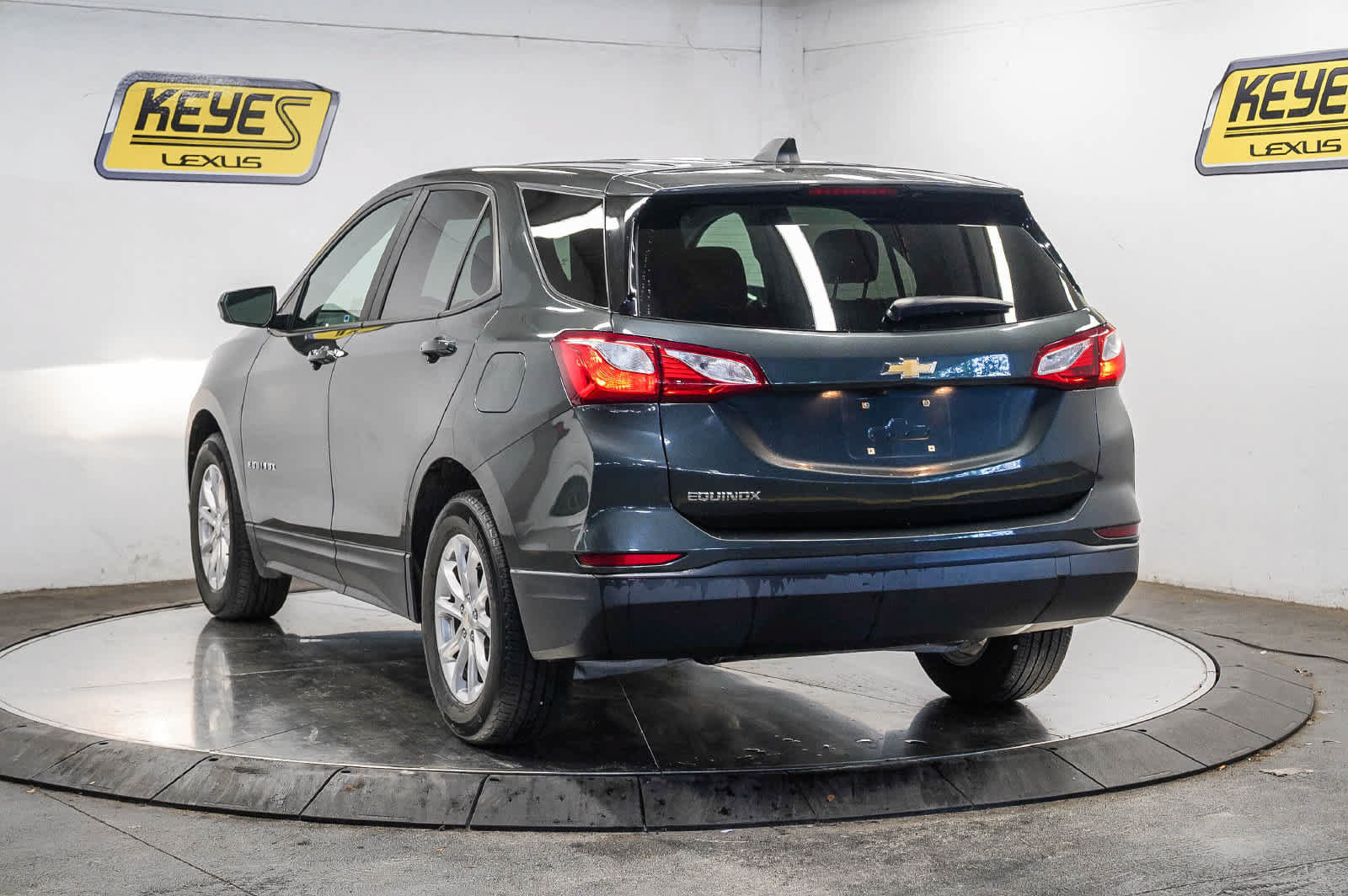 Used 2020 Chevrolet Equinox LS w/ LS Convenience Package FWD image 2
