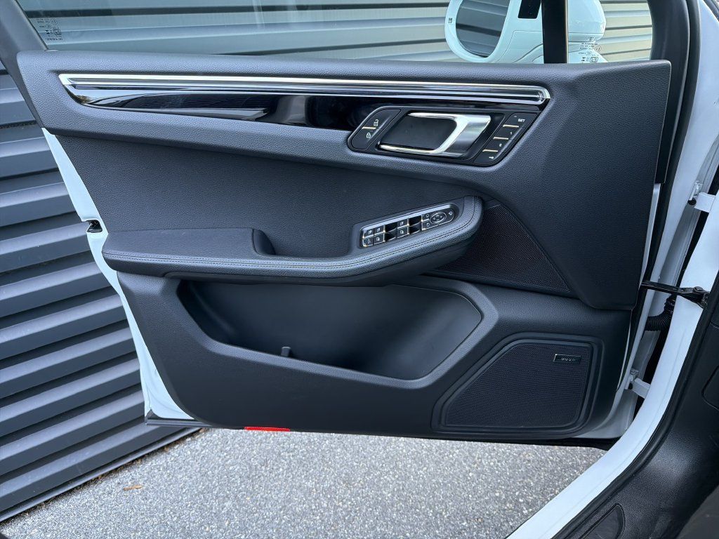 Certified 2026 Porsche Macan AWD/4WD image 1