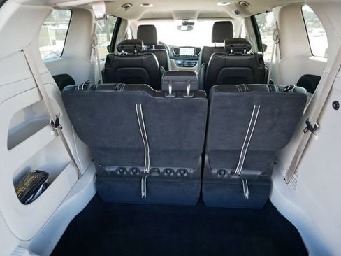 Used 2023 Chrysler Pacifica Touring-L image 6