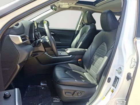 Used 2023 Toyota Highlander XLE AWD/4WD image 15