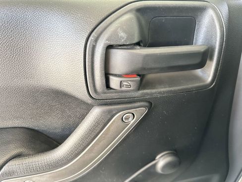 Used 2017 Jeep Wrangler Sport AWD/4WD image 12