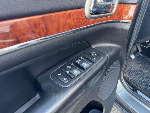 Used 2011 Jeep Grand Cherokee Limited w/ Luxury Group II image 28