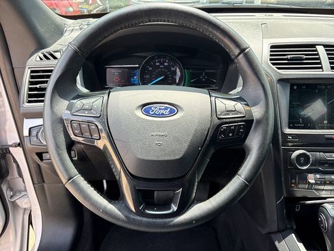 Used 2018 Ford Explorer XLT w/ Equipment Group 202A FWD image 17