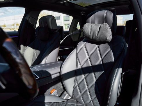 Used 2025 Mercedes-Benz Maybach S 580 4MATIC image 36